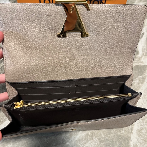 Louis Vuitton Capucines Leather Wallet in Pebble - Picture 5 of 5